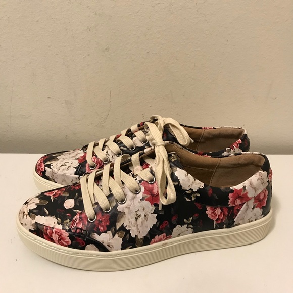 sofft sanders sneaker
